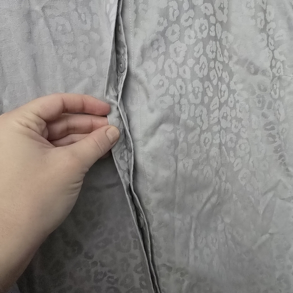 Chico’s 2 US L Women’s Button Up Shirt Gray Animal Print Leopard Long Sleeve - Picture 2 of 11